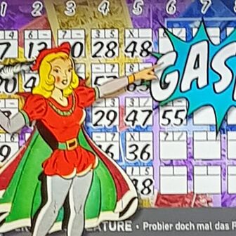 Comicartige Figur in rotem Kleid mit Schwert zeigt auf ein großes „GASP!“-Schild vor einer bunten Bowling-Punktetafel.